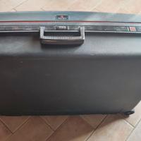 Valigia grande da aereo nera con ruote Delsey