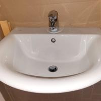 Lavabo sospeso con miscelatore e sifone