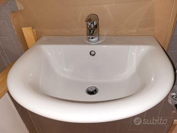 Lavabo sospeso con miscelatore e sifone