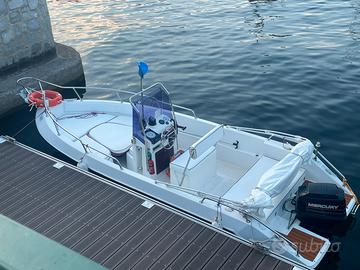 Barca open salpa Mercury