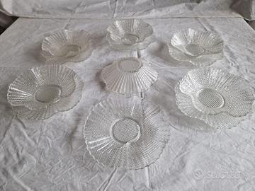 Set vintage 5 coppe in vetro pressato con piattini
