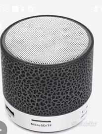 Cassa bluetooth portatile con luci colorate a LED.