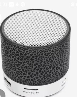 Cassa bluetooth portatile con luci colorate a LED.