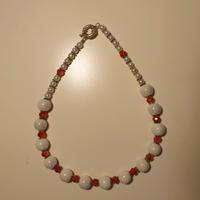 Collana con perline bianche e pietre fucsia