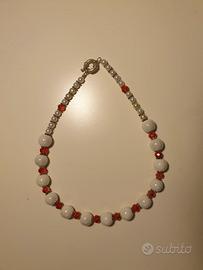 Collana con perline bianche e pietre fucsia