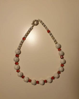 Collana con perline bianche e pietre fucsia