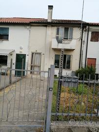 Casa accostata