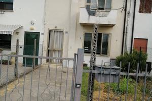 Casa accostata