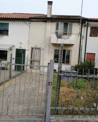 Casa accostata
