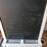 lavagna grafite nera con cornice di legno bianco