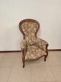 Poltrona vintaje classica con rivestimento floreal