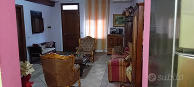 Luminoso appartamento  indipendente con cortile 
