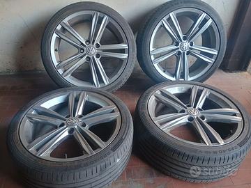 Cerchi da 18 pollici con gomme 225/40/18