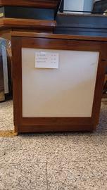 Armadietto in legno su ruote