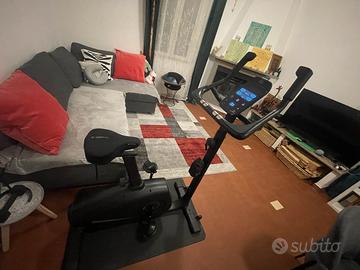 Cyclette EB 900 B autoalimentata con step Domyos
