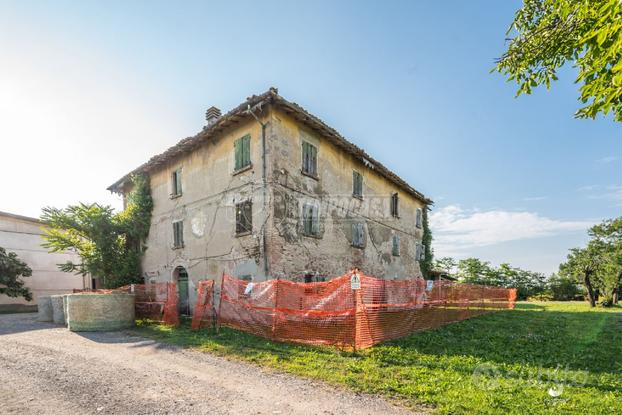 Rustico di ampie metrature immerso nel verde