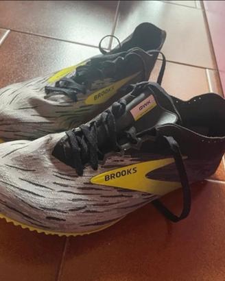 Scarpe chiodate Brooks