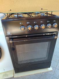 Cucina 4 fuochi con forno Staylux.