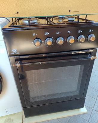 Cucina 4 fuochi con forno Staylux.