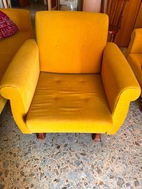 Divano letto tre posti e n . 2 poltrone