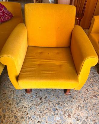 Divano letto tre posti e n . 2 poltrone