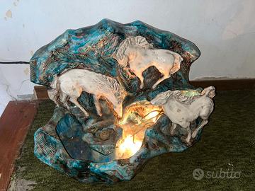Fontana vintage in ceramica con 3 cavalli e luce