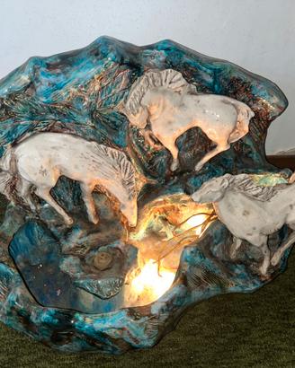 Fontana vintage in ceramica con 3 cavalli e luce