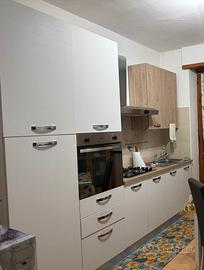 Cucina con forno a colonna e frigo a incasso