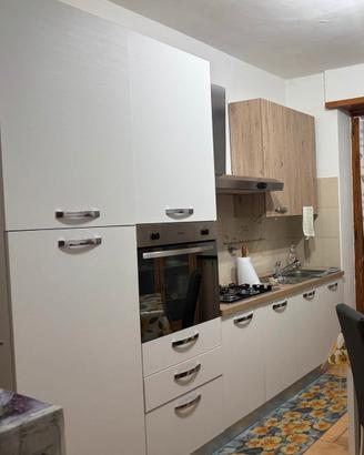 Cucina con forno a colonna e frigo a incasso