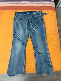 Jeans con cintura decorativa
