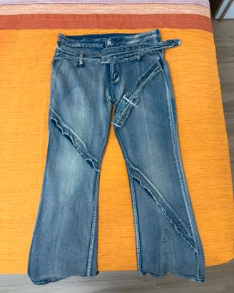 Jeans con cintura decorativa