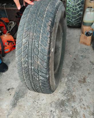 Pneumatici fuoristrada con cerchi