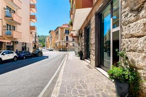 NEGOZIO A GAETA