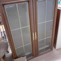 Pensile da cucina con vetrina a due ante.