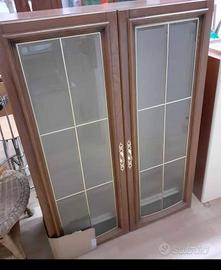 Pensile da cucina con vetrina a due ante.