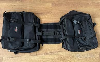 Borse laterali, tuta e stivali pioggia,paraschiena