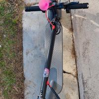 Monopattino elettrico velocità max 35 km/h