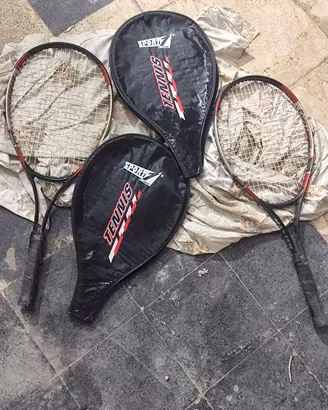 coppia racchette tennis con palline 