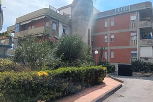 Aci Catena 4 vani,garage e possibilità sottotetto