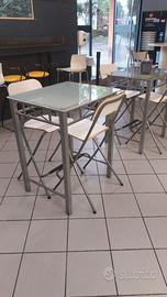 Tavolo alto con sgabelli