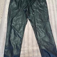 pantaloni da donna elasticizzati in finta pelle 