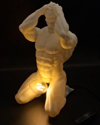 Lampada statua uomo muscoloso stampata in 3D