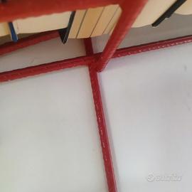 libreria metallica sospesa