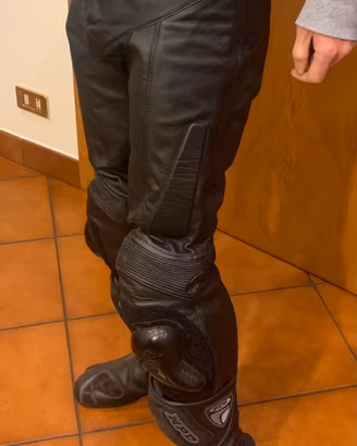 Pantaloni da moto e stivali da moto