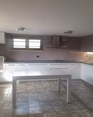 Cucina con tavolo
