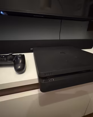 PS4 Slim 1 TB + 8 Giochi