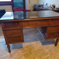 Scrivania con cassetti stile antico