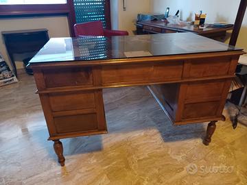 Scrivania con cassetti stile antico