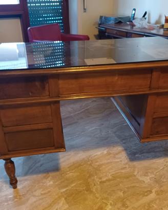 Scrivania con cassetti stile antico