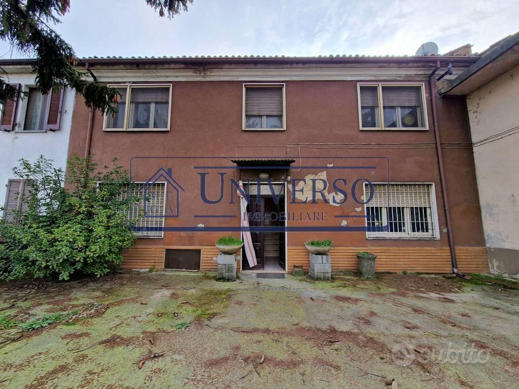 Villa di 450 m² con più di 5 locali e box auto a V - Vista 2